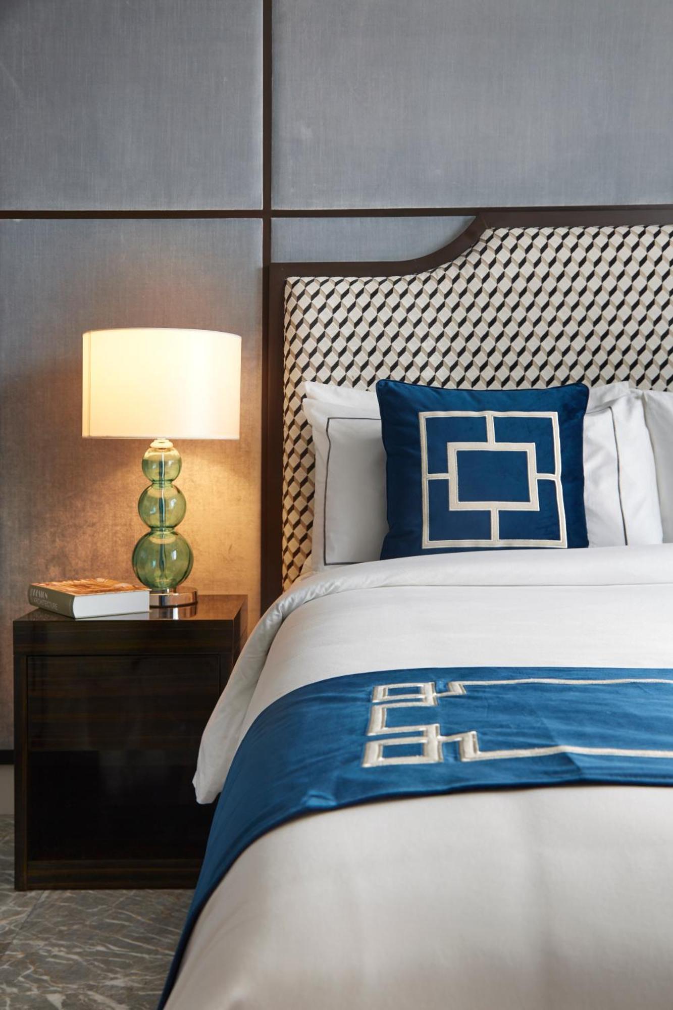 The Face Style Hotel Kuala Lumpur Buitenkant foto A bed with a throw pillow