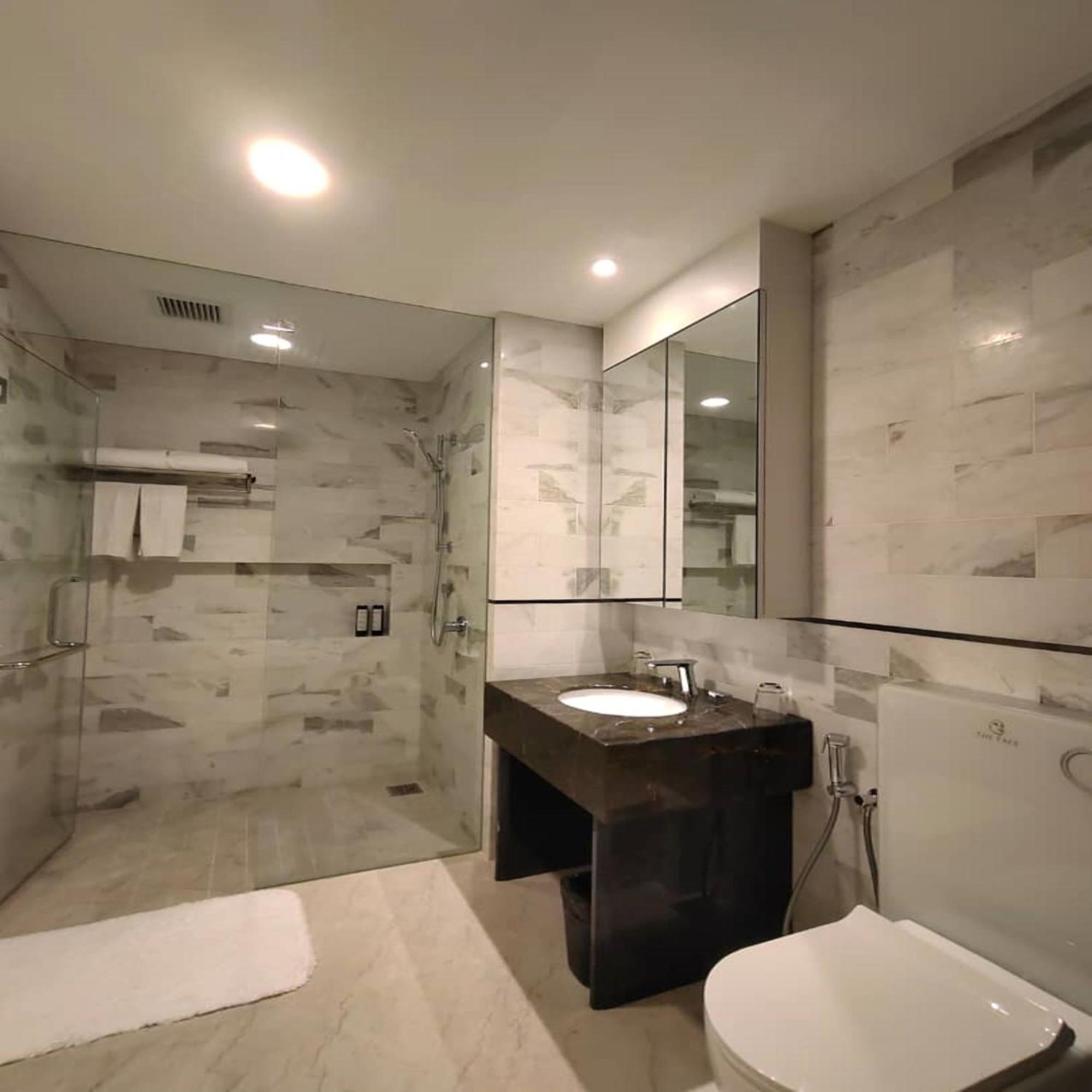 The Face Style Hotel Kuala Lumpur Buitenkant foto A bathroom in a hotel